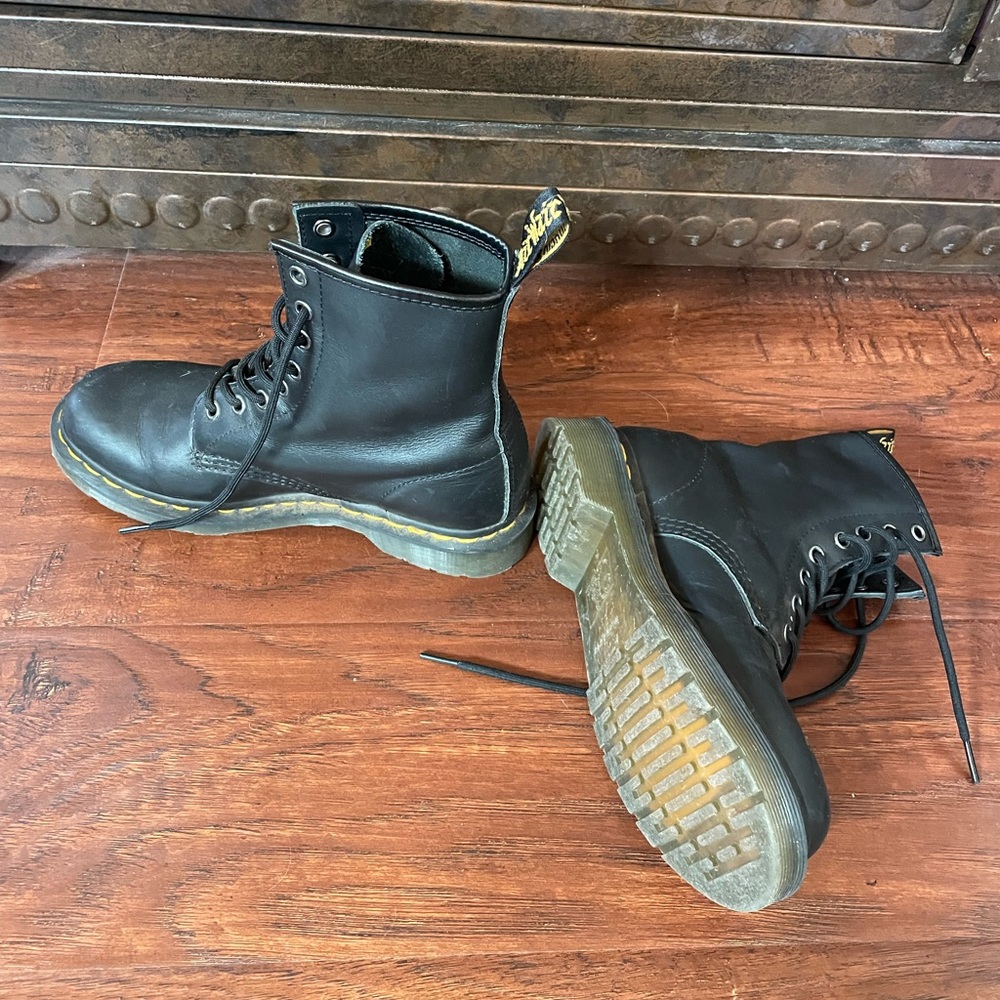 Dr. Marten boots black size 7 worn a few times excellent condition